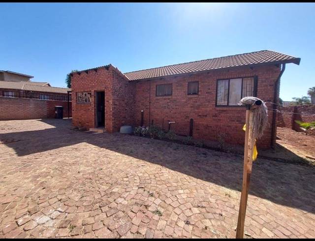 6 BEDROOM HOUSE FOR SALE IN PHILIP NEL PARK